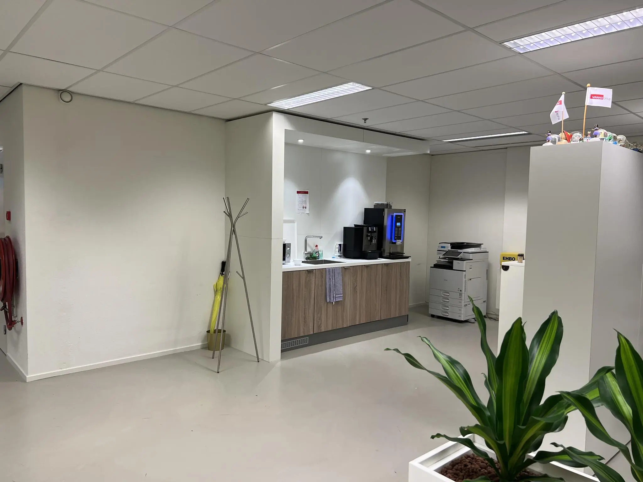 Koffiehoek met koffiemachines en printer in een modern kantoor aan het Rivium Quadrant.